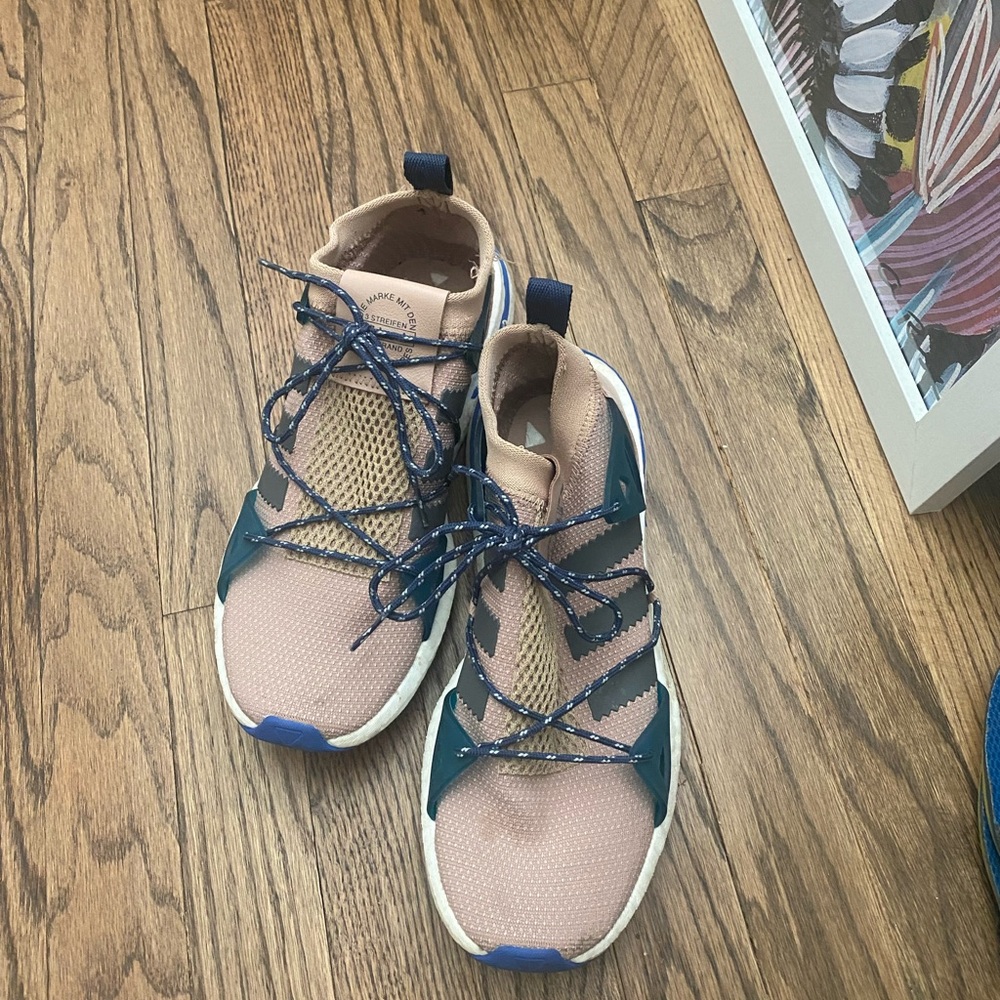 Light pink/tan size 10 adidas